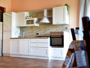 Fridge, microwave, oven, dishwasher - mit Aussicht und Pool by Interhome (Giungano)