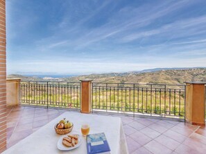 Outdoor dining - mit Aussicht und Pool by Interhome (Giungano)