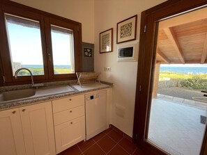 Een koelkast, een microgolfoven, een oven, een vaatwasser