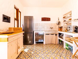 Refrigerador, horno, utensilios de cocina