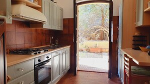 Refrigerador, horno, utensilios de cocina