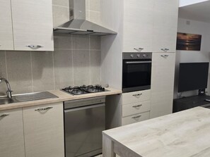 Kühlschrank, Mikrowelle, Ofen, Geschirrspüler
