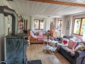 Tv, eldstad och dvd-spelare