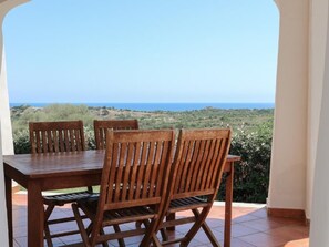 Outdoor dining - Villa mit gemeinsamem Pool und Meerblick by Interhome (Agrustos)