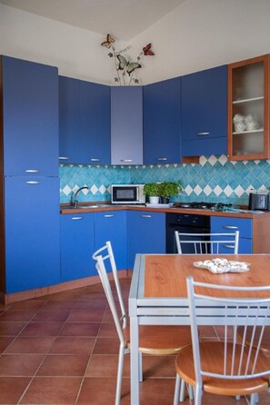 Fridge, microwave, oven, cookware/dishes/utensils - Villa mit gemeinsamem Pool und Meerblick by Interhome (Agrustos)