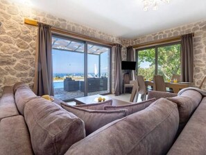 TV - Luxuriöse Steinvilla Emily nahe dem Strand von Mylos by Interhome (Aj. Nikitas)