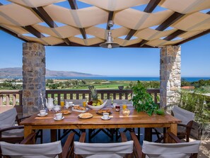 Outdoor dining - Ferienvilla mit Garten, Grill und Terrasse by Interhome (Maleme Kriti)