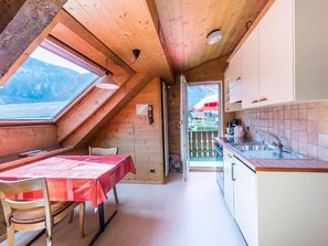 Fridge, microwave, oven, cookware/dishes/utensils - Sonnige Dachwohnung im schönen Lungern by Interhome (Bürglen OW)