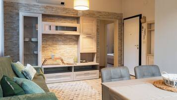 Comfort-Apartment, Balkon, Stadtblick | Wohnbereich