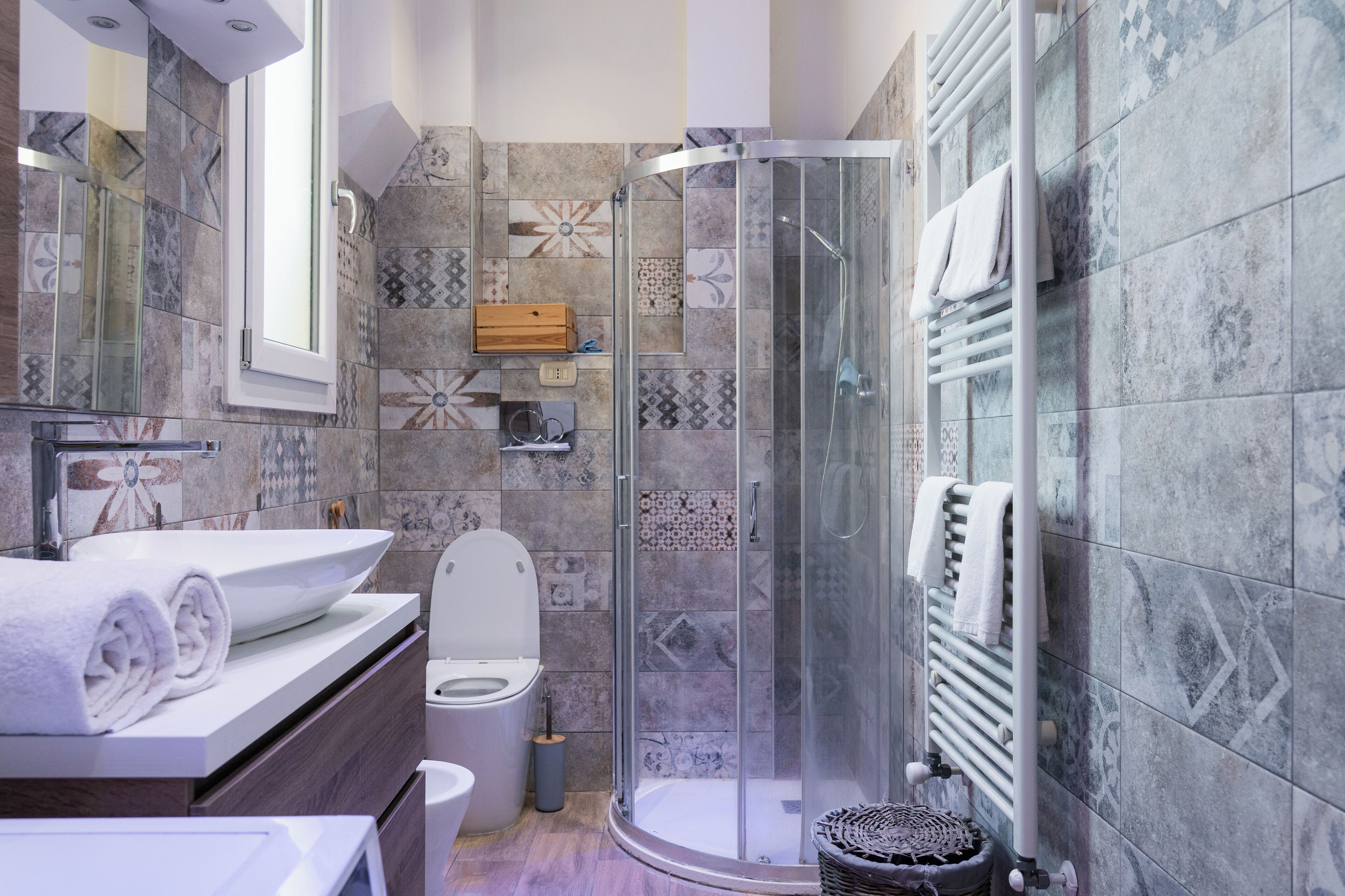 Comfort-Apartment, Balkon, Stadtblick | Badezimmer | Dusche, Haartrockner, Seife, Shampoo