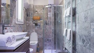 Comfort-Apartment, Balkon, Stadtblick | Badezimmer | Dusche, Haartrockner, Seife, Shampoo