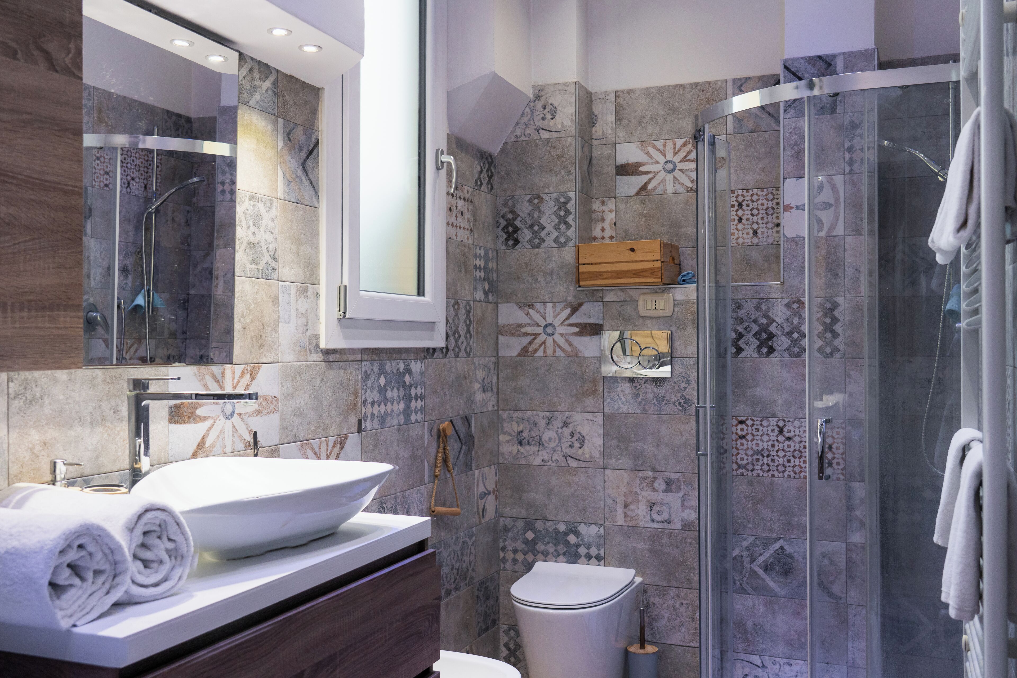 Comfort appartement, balkon, uitzicht op stad | Badkamer | Een douche, een haardroger, zeep, shampoo