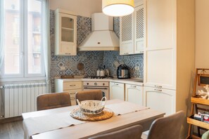 Comfort Apartment, Balcony, City View | Private kitchen | Full-size fridge, oven, stovetop, dishwasher - Emilia Suite Home (Modena)