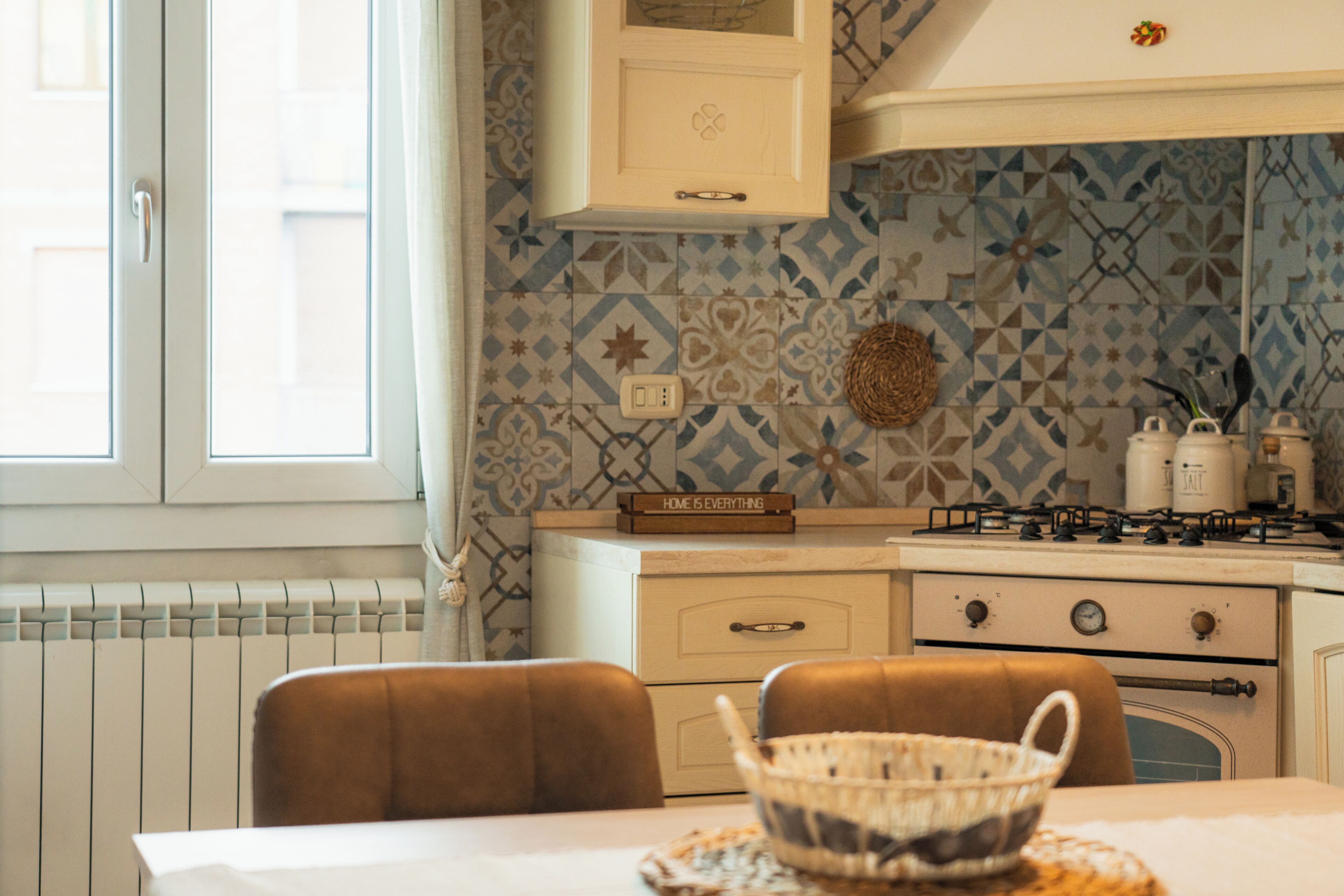 Comfort appartement, balkon, uitzicht op stad | Privékeuken | Een koelkast/vriezer, een oven, een kookplaat, een vaatwasser