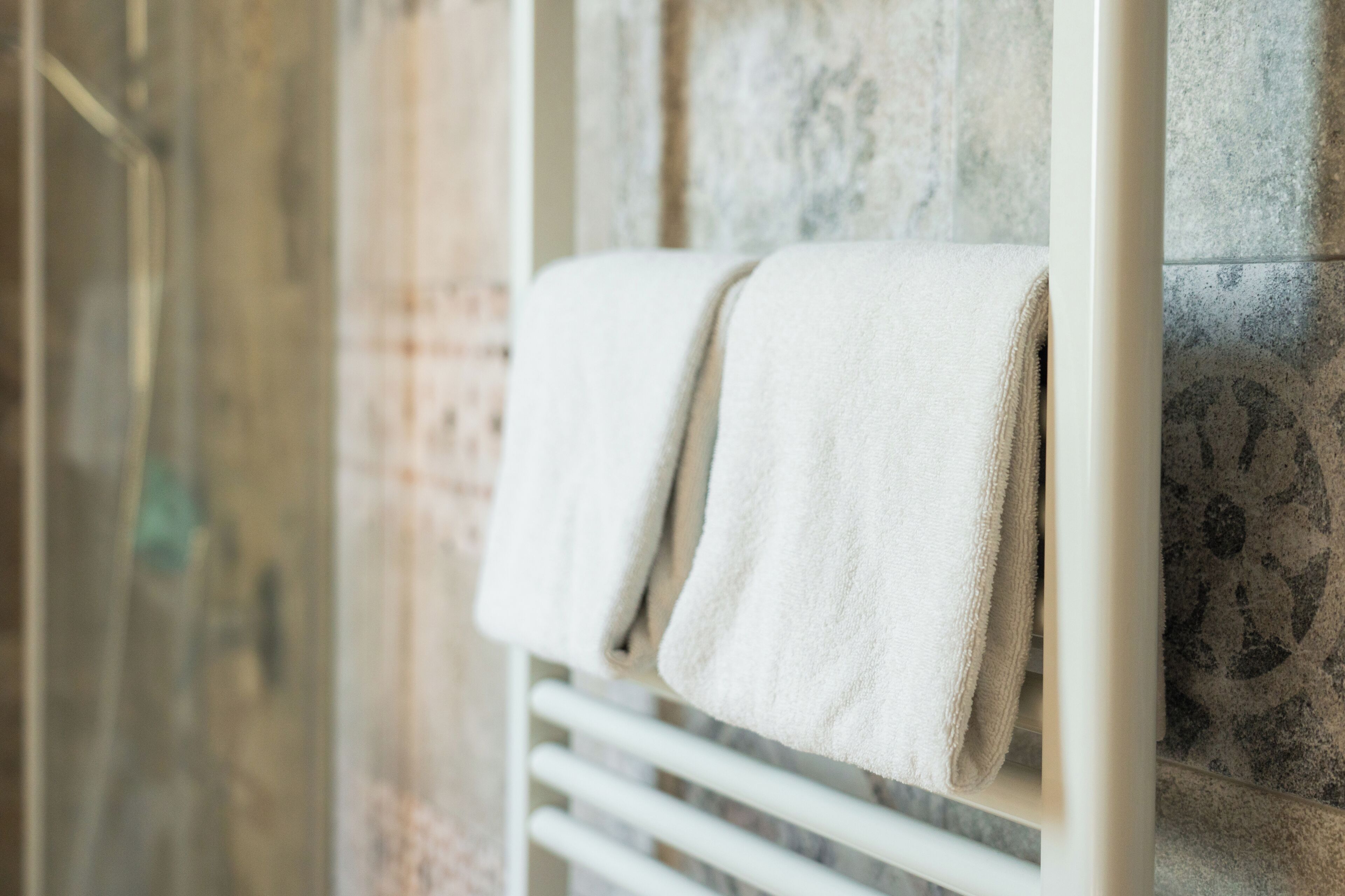 Comfort appartement, balkon, uitzicht op stad | Badkamer | Een douche, een haardroger, zeep, shampoo