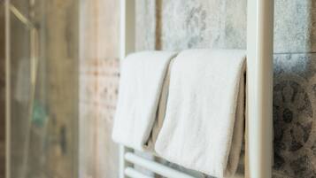 Comfort appartement, balkon, uitzicht op stad | Badkamer | Een douche, een haardroger, zeep, shampoo