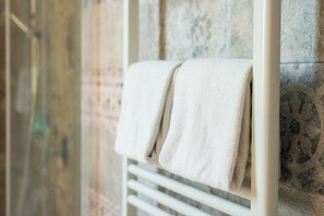 Comfort appartement, balkon, uitzicht op stad | Badkamer | Een douche, een haardroger, zeep, shampoo