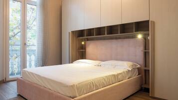 Comfort appartement, balkon, uitzicht op stad | Een bureau, een laptopwerkplek, gratis wifi