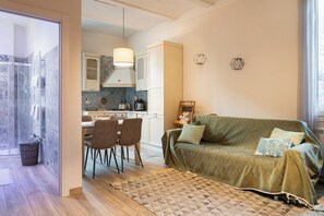 Comfort Apartment, Balcony, City View | Living area | Flat-screen TV - Emilia Suite Home (Modena)