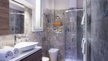 Comfort-Apartment, Balkon, Stadtblick | Badezimmer