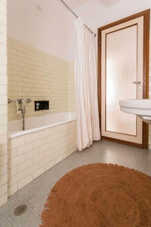 Bathroom - Venedig Wohnung in Venedig Mestre mit Terrasse by Interhome (Mestre)