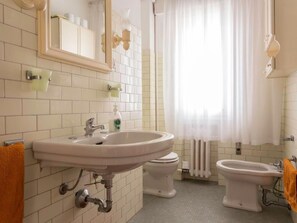 Bathroom - Venedig Wohnung in Venedig Mestre mit Terrasse by Interhome (Mestre)