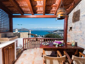 Outdoor dining - Leonidas Traditionelles kretisches Haus mit Meerblick by Interhome (Plaka)