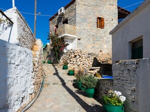 Property grounds - Leonidas Traditionelles kretisches Haus mit Meerblick by Interhome (Plaka)