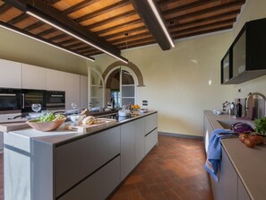 Fridge, microwave, oven, dishwasher - Villa La Leopoldina by Interhome (Arezzo)