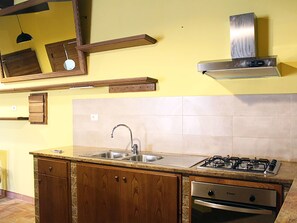 Refrigerador, microondas, horno y utensilios de cocina 