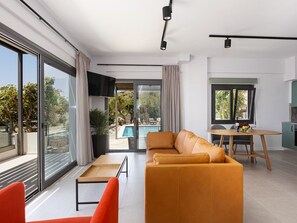 TV - Luxuriöse "Villa Stefanos" mit Meerblick by Interhome (Agios Vasilios)