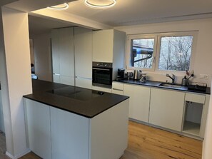 Geladeira, fogão, lava-louças, talheres/pratos/utensílios de cozinha