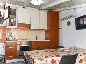 Fridge, oven, cookware/dishes/utensils - 'Apartment' mit Grill by Interhome (Capo Vaticano)