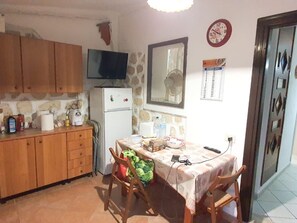 Refrigerador, horno y utensilios de cocina 