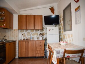 Kühlschrank, Ofen, Kochgeschirr/Geschirr/Besteck