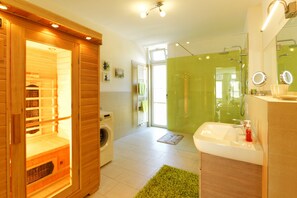 Shower, hair dryer - Bright apartment in Karlshagen on Usedom with sauna, close to the beach (Karlshagen)