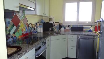 KĂŒhlschrank, Ofen, GeschirrspĂŒler, Kochgeschirr/Geschirr/Besteck