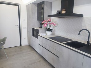 Kylskåp, mikrovågsugn och grytor/köksredskap