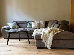 TV - Holzhaus auf Lamahof by Interhome (Sarnen)