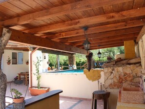 Outdoor dining - Rustikale Villa mit Steinpool by Interhome (Alghero)