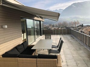 Outdoor dining - Penthouse Alpenblick (6 Erwachsene & 3 Kinder) by Interhome (Sarnen)