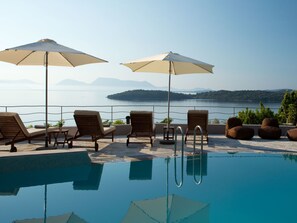 Pool - Herrliche Villa mit schönem Pool, Terrasse und Meerblick by Interhome (Aj. Nikitas)