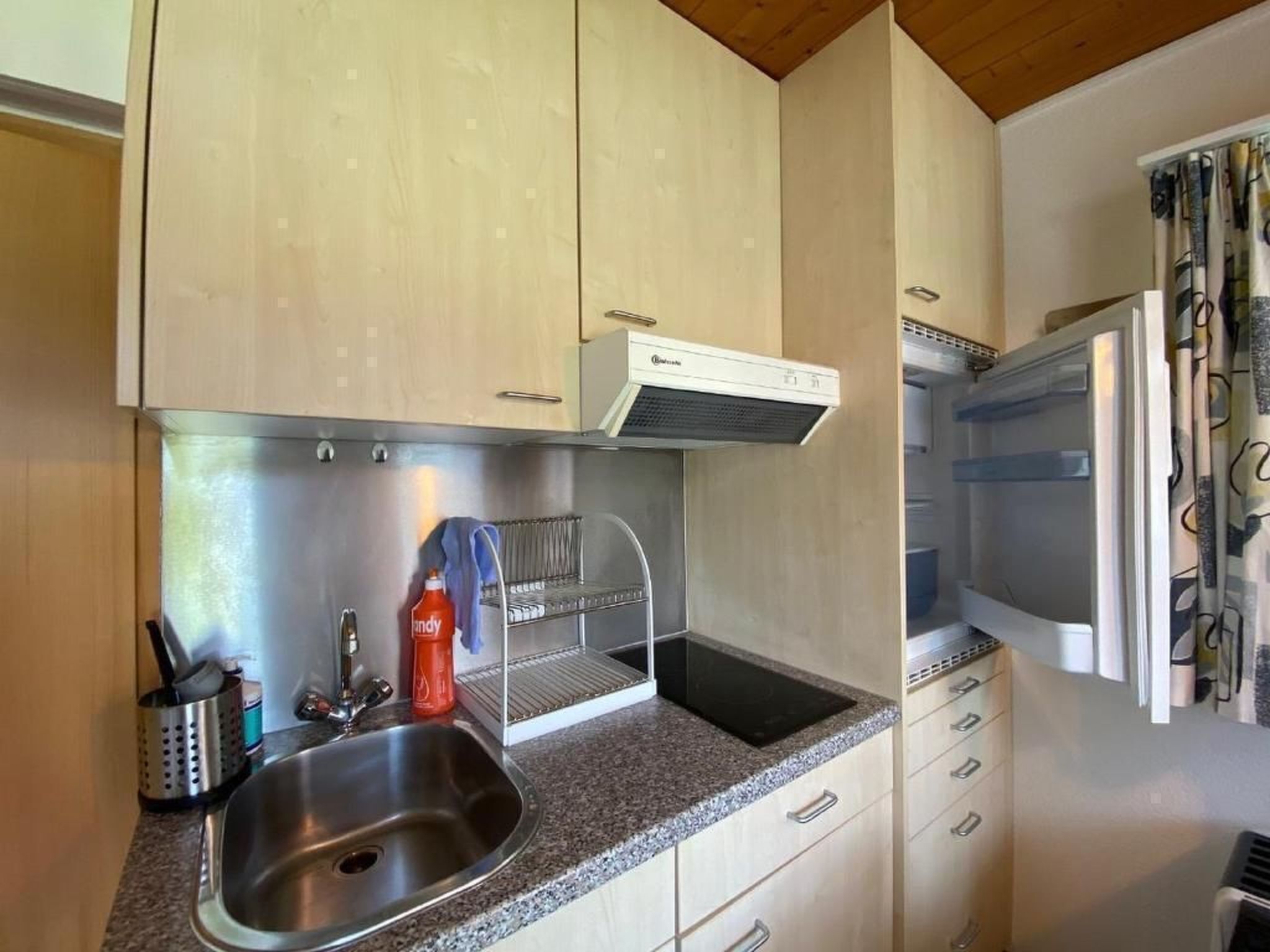 Réfrigérateur, batterie de cuisine, vaisselle et ustensiles