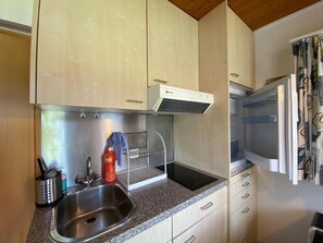 Réfrigérateur, batterie de cuisine, vaisselle et ustensiles