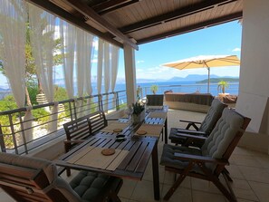 Outdoor dining - Luxuriöse Ferienvilla für 8 Personen by Interhome (Aj. Nikitas)