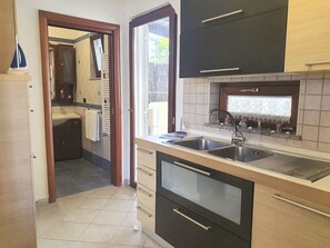 Fridge, microwave, oven, cookware/dishes/utensils - A Casa di Vito bei Holiday World by Interhome (Ischia Forio)