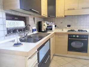 Kühlschrank, Mikrowelle, Ofen, Kochgeschirr/Geschirr/Besteck
