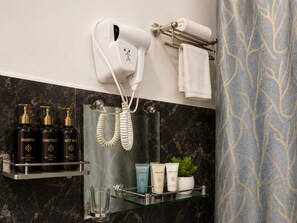 Douche, sèche-cheveux, chaussons, serviettes fournies