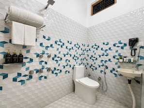 Shower, hair dryer, slippers, towels - Hotel The Viraj Palace (Ayodhya)