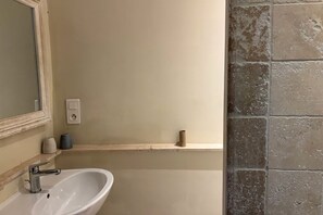 Een douche, een haardroger, handdoeken, zeep